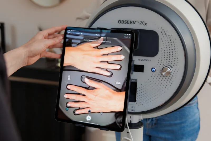 inclinicshoot_may2024_hands_capturing (6)